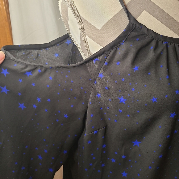 Torrid Cold Shoulder Star Top Black & Blue Size 2 - Picture 9 of 13